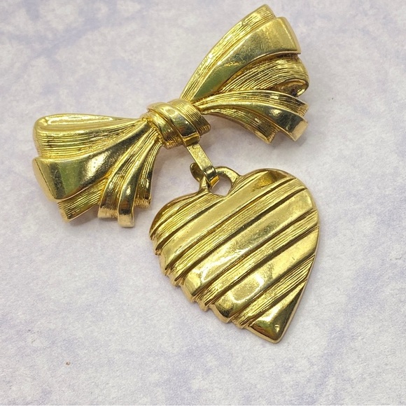 AVON Bow & Heart Dangle Brooch Vintage - Picture 6 of 6
